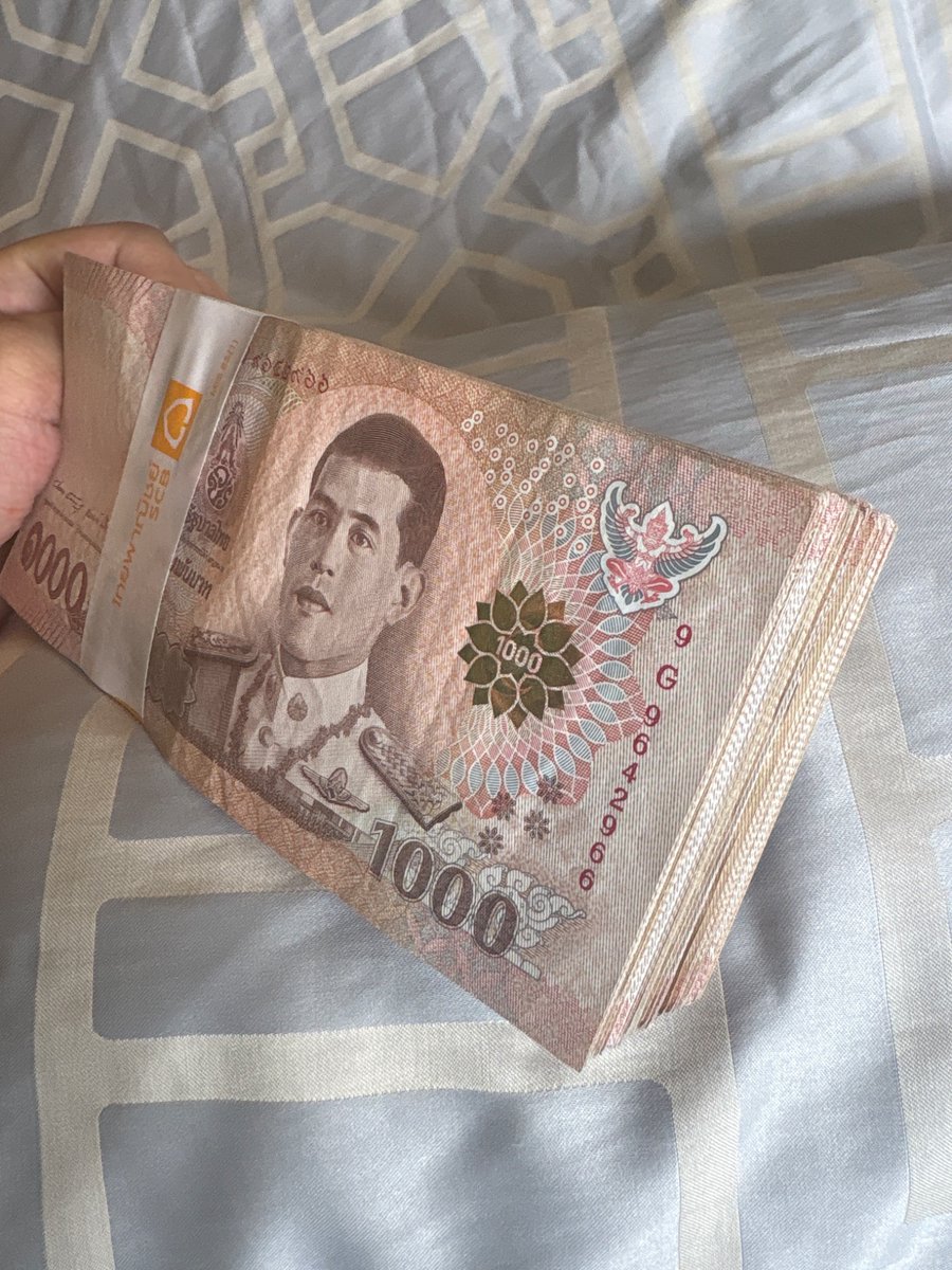 xenvuen's tweet image. i am #rich