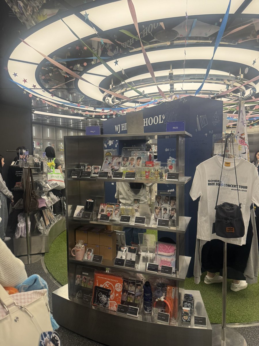 툥그라미 사러 광야 왔는데 카운터에서만 결제 가능하다구해서… 긴 줄을 서는중 
광야 핫하다…