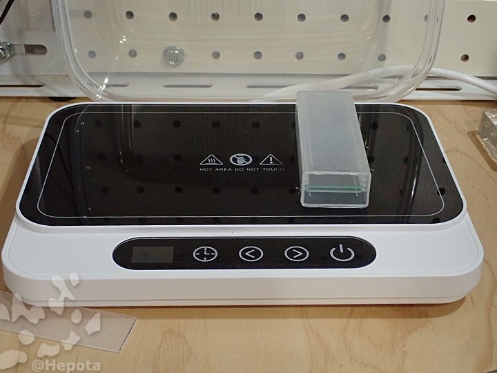 スライドウォーマーの代替品はこれでいいかなぁ。スライドメイラー5枚入りを使ってスペースを稼いでる。オフタイマーが最長12時間なので何回もスイッチを入れる必要があるのと、火災の不安が拭えないけど。