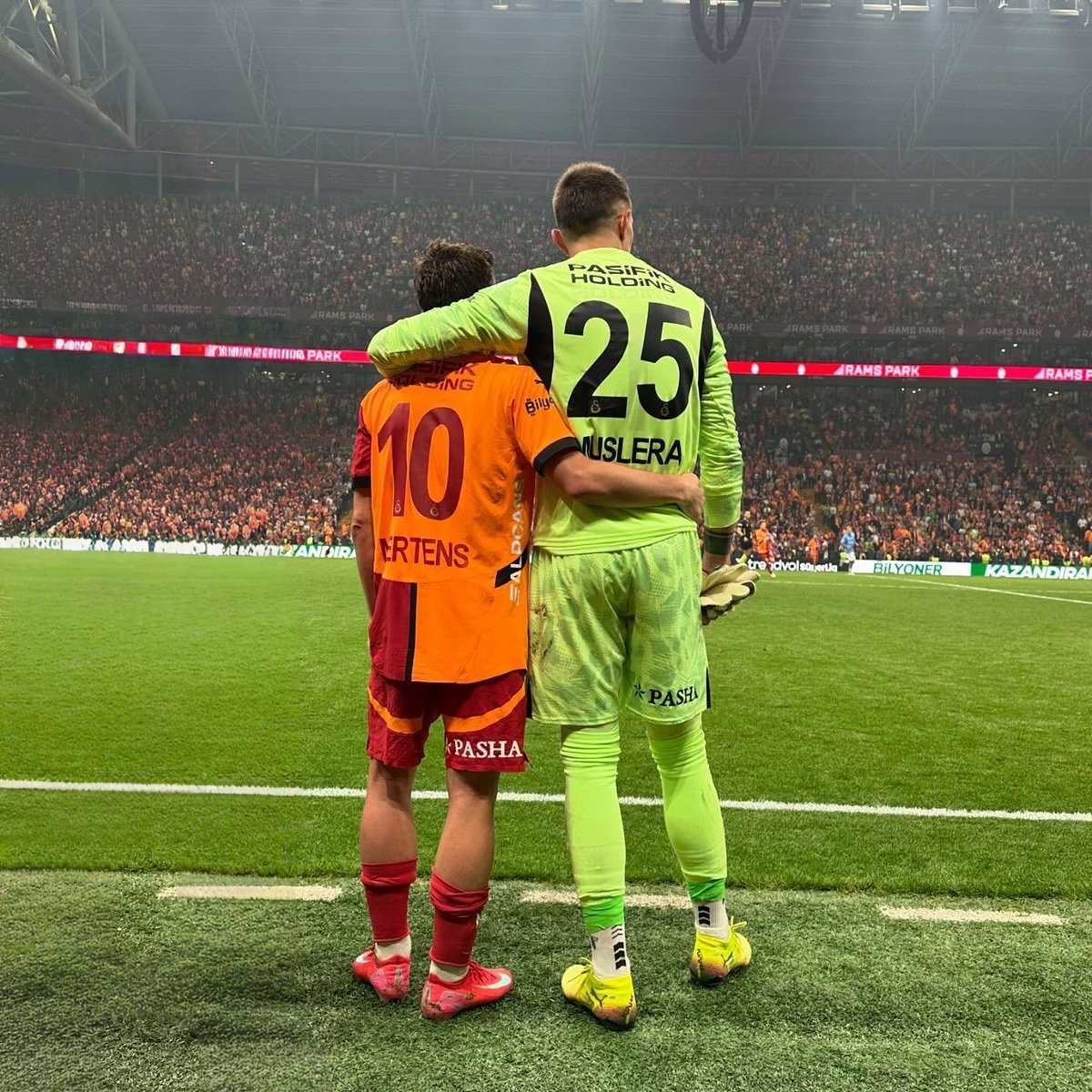 Fernando Muslera ve Dries Mertens'in takımla görüntülü konuşma yaptığı ve şampiyonluk yolunda Galatasaraylı futbolculara moral verdiği öğrenildi. (Takvim)