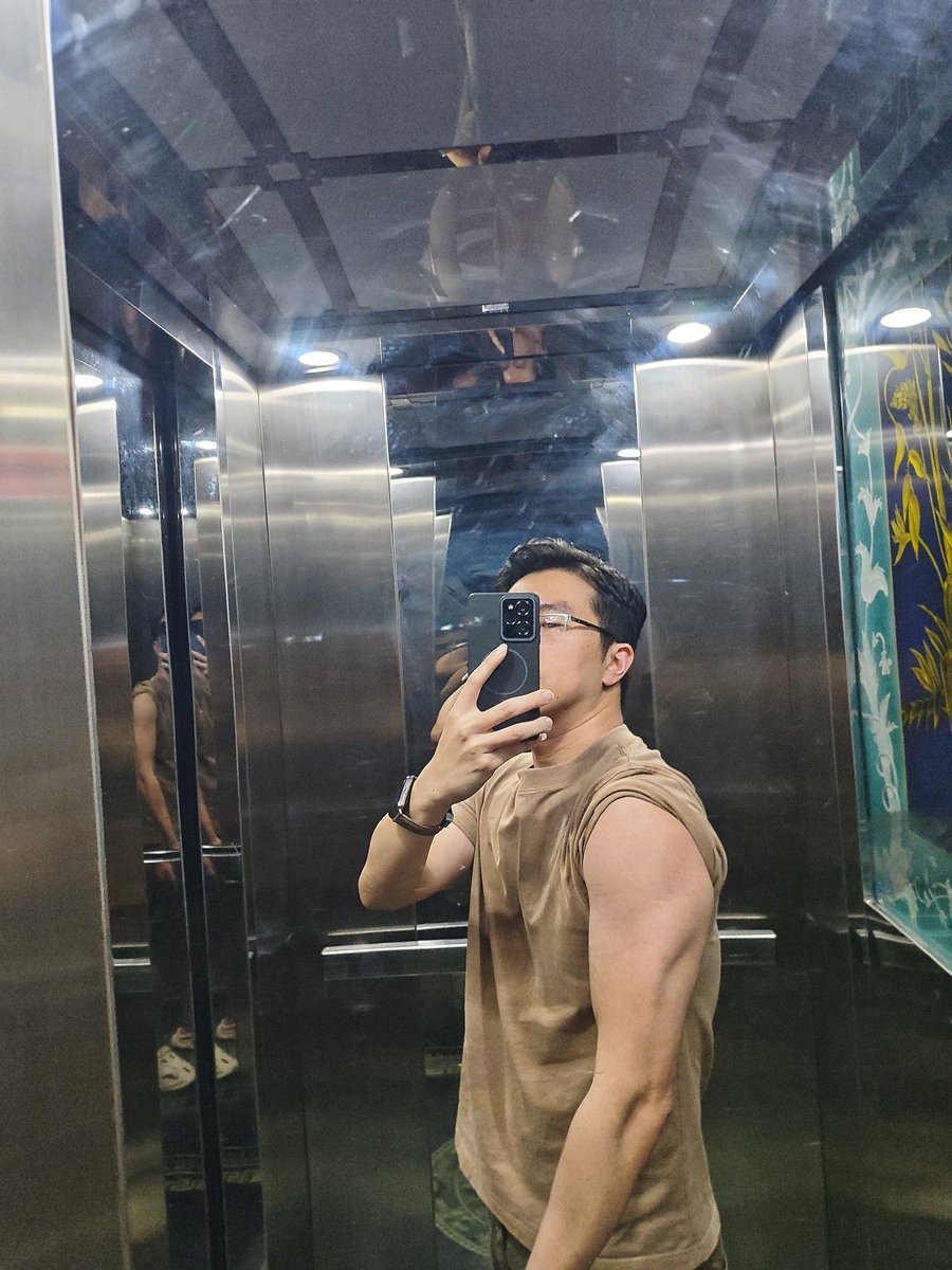 46_someone_'s tweet photo. Cuối tuần vẫn phải đi bán mình cho tư bản 🙂 https://t.co/q7oiocVPGj