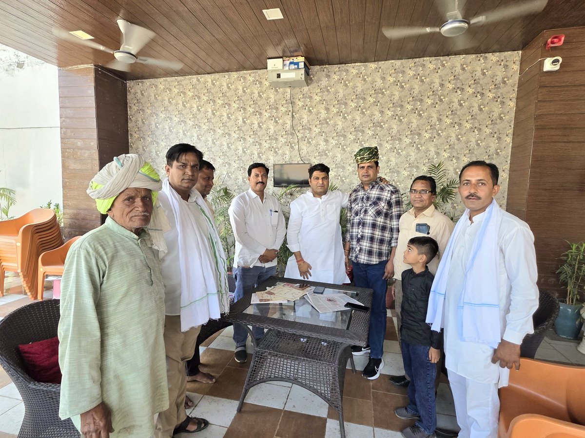 ChandraveerBJP's tweet image. आज निज आवास पर पार्टी पदाधिकारी, कार्यकर्ताओं एवं आमजन  से मुलाकात कर आत्मीय संवाद किया।।
#chandraveersinghchohan #BJPNEWS #BJP4IND #bjprajasthan #BjpTonk
@BhajanlalBjp @BJP4India @BJP4Rajasthan @madanrrathore