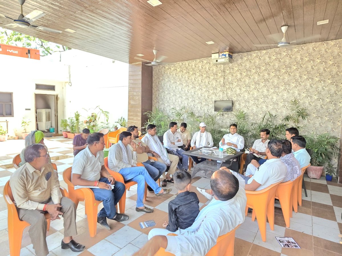 ChandraveerBJP's tweet image. आज निज आवास पर पार्टी पदाधिकारी, कार्यकर्ताओं एवं आमजन  से मुलाकात कर आत्मीय संवाद किया।।
#chandraveersinghchohan #BJPNEWS #BJP4IND #bjprajasthan #BjpTonk
@BhajanlalBjp @BJP4India @BJP4Rajasthan @madanrrathore