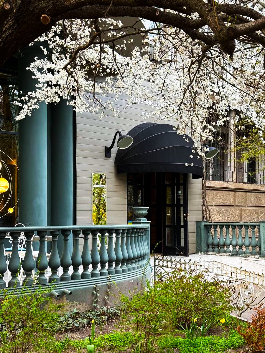 DigitalArtKyiv's tweet photo. Architecture and nature intertwine like two souls in a dance. Kyiv in spring is a symphony of tenderness that you want to hear again and again… #DanceOfSpring #SymphonyOfKyiv #SoulOfTheCity #BalconyAndFlowers #MusicOfTheHeart https://t.co/2zBQEneEhM