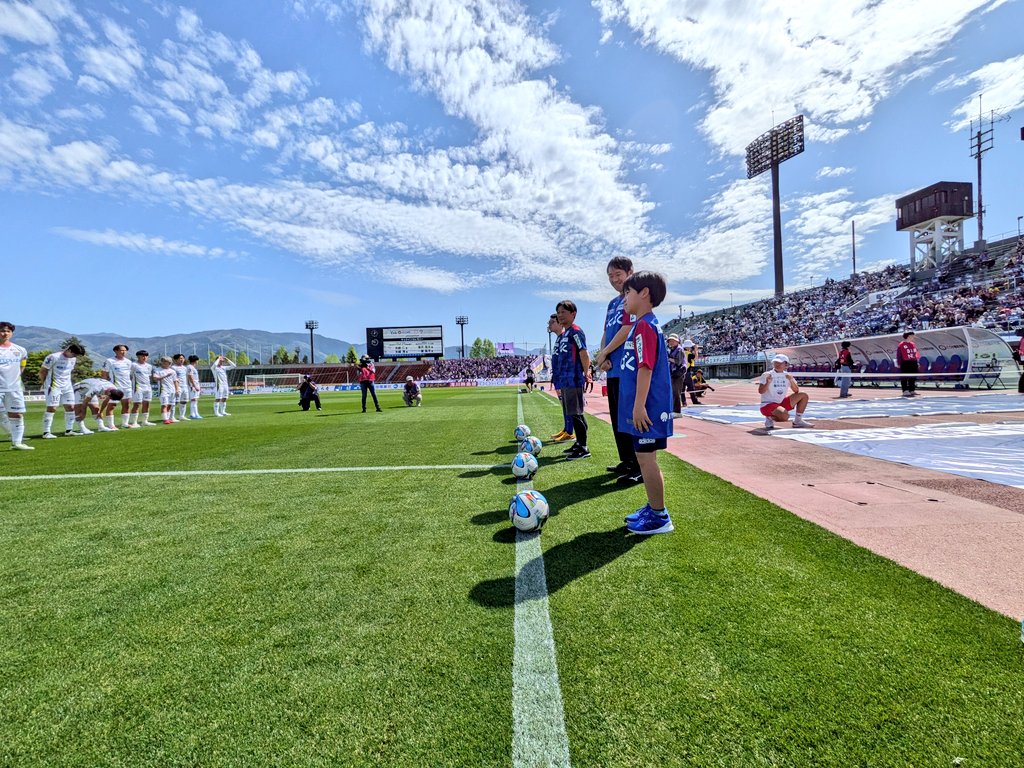 vfk_official's tweet image. 4/18 #甲府藤枝

◥◣ 𝑲𝑰𝑪𝑲 𝑶𝑭𝑭 ◢◤
𝙑amos 𝙑𝙀𝙉𝙏𝙁𝙊𝙍𝙀𝙏!!
￣￣￣￣￣￣￣￣￣￣
まもなくキックオフ⚽❗

魂込めて最後まで走りきれ💨
勝利⭐⭐⭐のため、今日も共に全力で戦おう‼️👊🔥

#DAZN 📺でも応援を！ bit.ly/3bLTsiu

#vfk #Unite
#Ｊリーグ
#百年構想