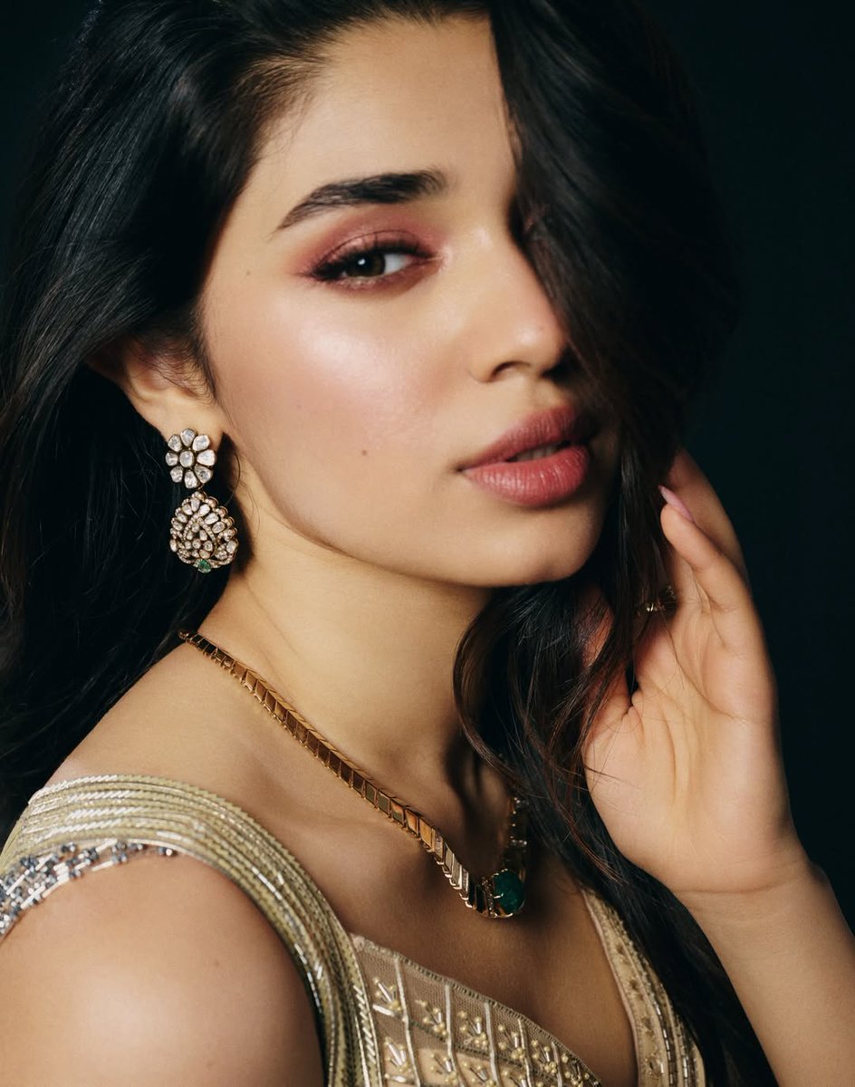 telugufilmnagar's tweet image. Subtle shimmer &amp;amp; striking presence... courtesy of @IamKrithiShetty!✨

#KrithiShetty #Tollywood #TeluguFilmNagar