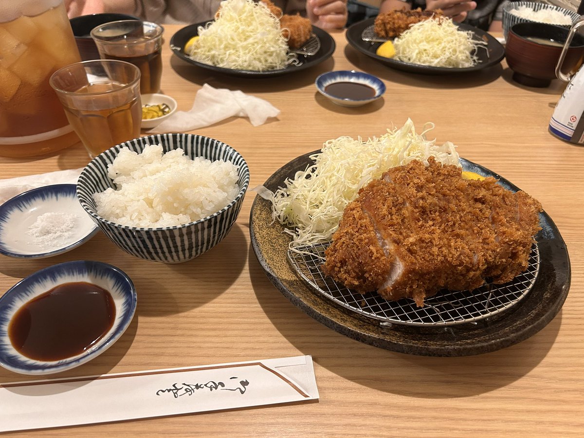 sakaider01's tweet photo. まさか野毛で檍のトンカツに出会えるとは…
めっちゃ美味しかったです😊
優しいお姉さんありがとうございます☺️
 #檍 https://t.co/uHndwtjLIr