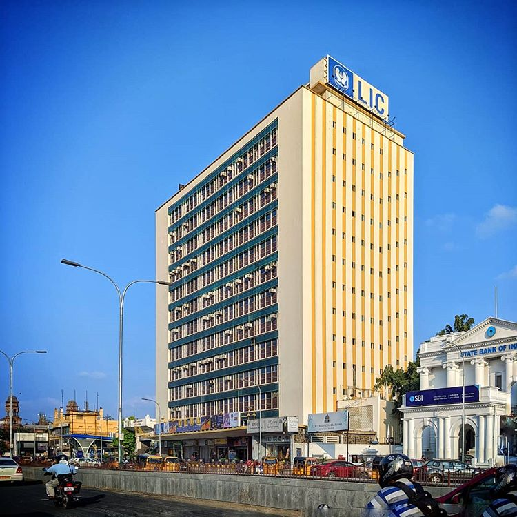 ChennaiREUpdate's tweet photo. A building that touched the skies, survived mysterious blazes, and still watches over Mount Road.
#ChennaiRE #AnnaSalai #MountRoad #ChennaiSkyline #ThrowbackChennai https://t.co/oVzrdLqiIq