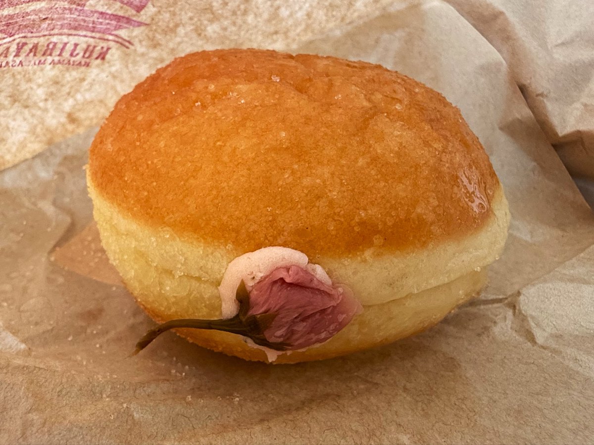 お初のお店
『葉山マラサダ鯨屋』
めちゃ行列してた

私用に桜餡クリームとシナモン
ダンナのリクエストはプレーンなシュガー

桜餡クリームが甘さ控えめで全然しつこくない！
シナモンは間違いない
油もさっぱりしてて２つともペロリと食べてしまって
仕方ない、こんな日もある