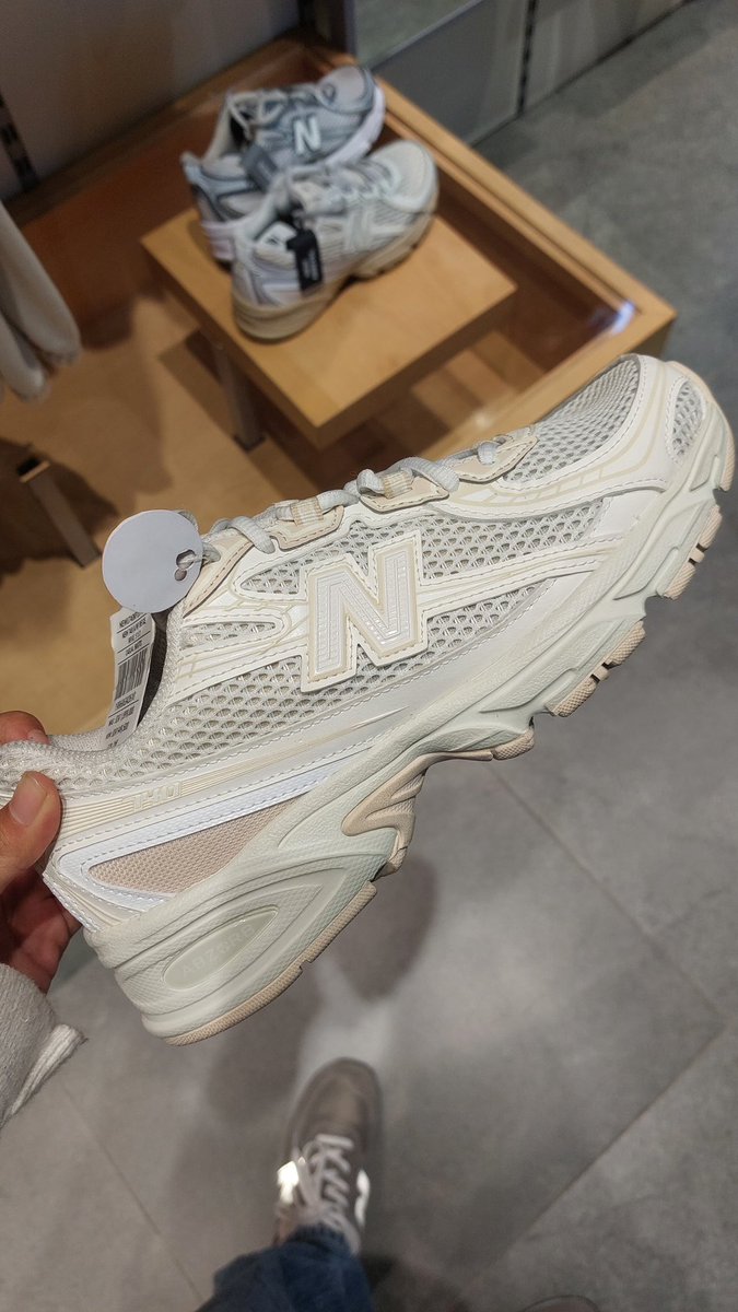 chels0xx's tweet image. WTSS Sepatu NB 740
Size : 40
Kondisi : Baru, belum pernah sama sekali
Harga : 950k boleh nego 
bisa COD area ugm/yogja

yg mau bisa dm ya guys terimakasih
#zonauang #sepatu #newbalance #wts