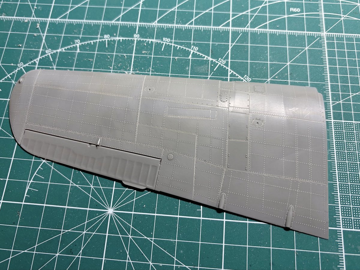 リベット打ってます