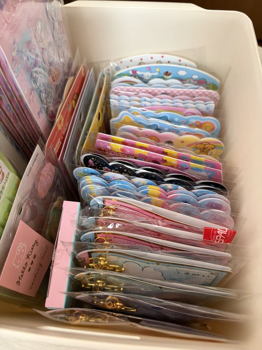 _____akochan's tweet photo. 平成レトロ 平成女児 ボンボンドロップ ボンドロ プチドロ おはじきシール メモ帳 シール帳 えんぴつ 交換 買取

【譲】当時ものから現代もの文具（開封済あり）

【求】買取

シール、メモ帳、シール帳がメインです。沢山あるのでリプライに見たいもの等記載していただけると助かります🙇🏻‍♂️ https://t.co/BNuvydfnwr