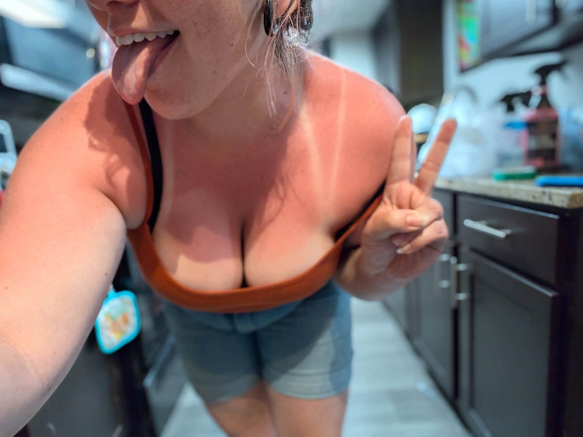 kaelleesi's tweet photo. Spent all day under the sun wrapping the car and now I’m officially a lobster. 🦞 My skin is glowing red, but my OF is glowing even hotter. 🥵🔥 https://t.co/U8klVXAvue