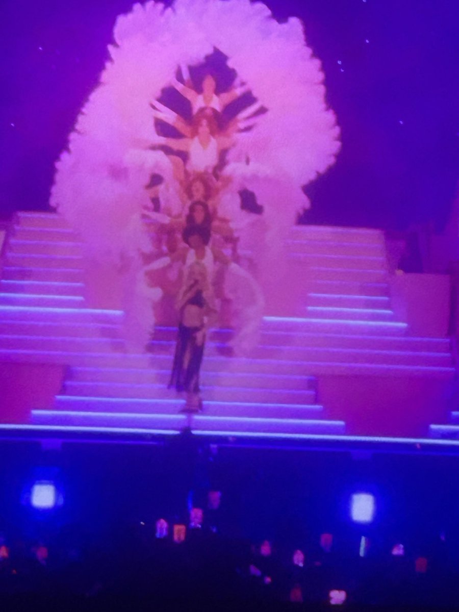 I’m so obsessed with her <a href="/TeamSabrina/">Team Sabrina 🐾</a> #sabchella