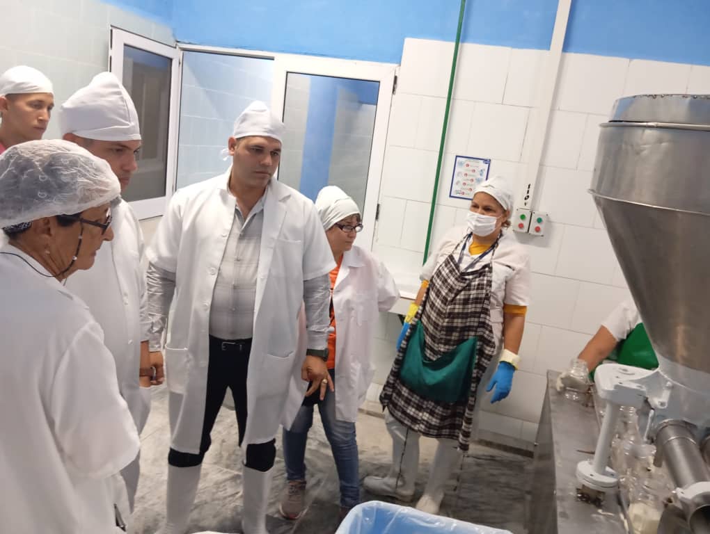 El Vicepresidente Osdiel sostuvo intercambio hoy con directivos y trabajadores de la ECVLaConchita .
Constatando el avance en el desarrollo de la industria.
#AgroalimPorCuba #PinardelRío