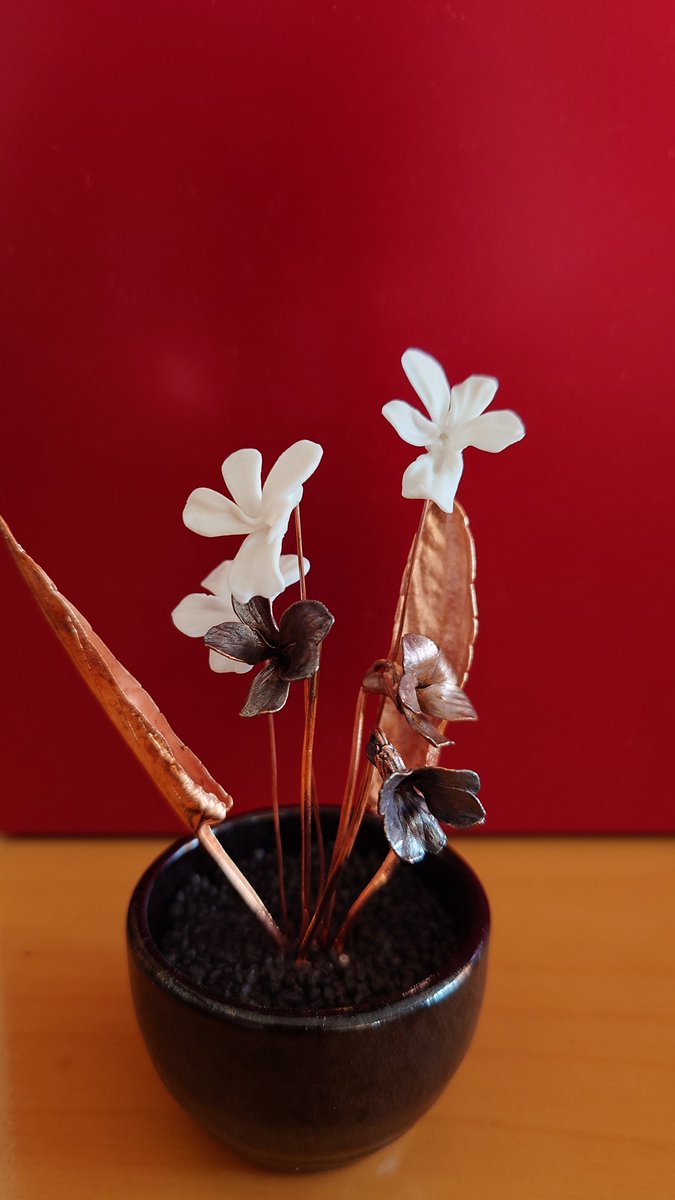 菫の練習中。
漸く使えそうなレベルの花が咲きだしたのですが、未だ試したい事が有るので練習用クレイから抜け出せずに居ます。もう少し！