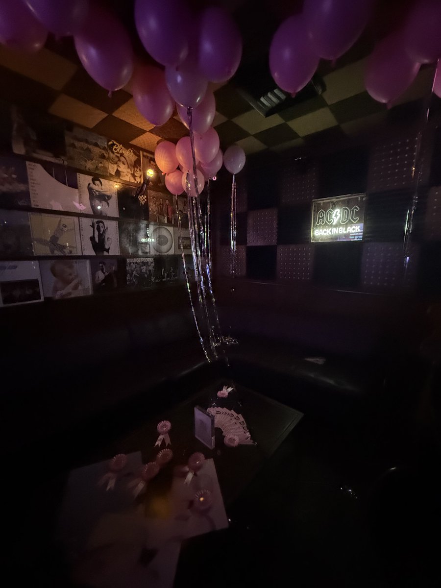 hoIyrings's tweet photo. liv la karaoke was soo fun they had 4 private booths available so we just were in 1 all night singing without having to be in front of a crowd and they had a bunch of merch inside too maybe god is real https://t.co/Dd2cOw1bYa