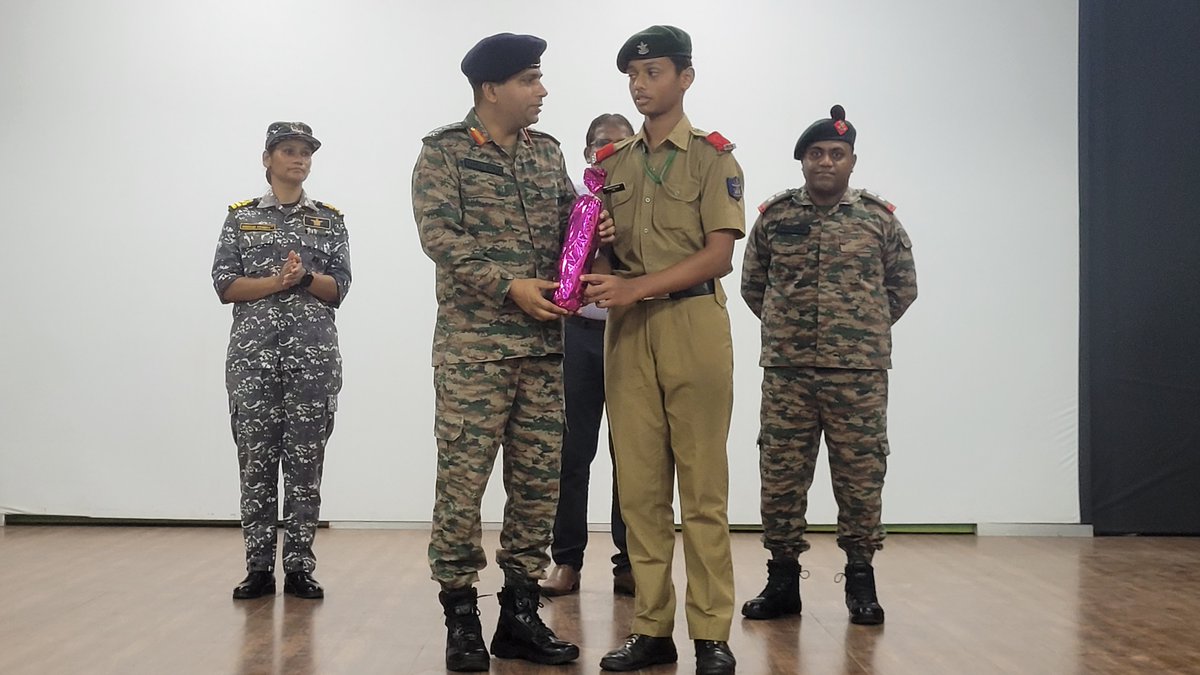 ssbhubaneswar's tweet image. 🏆 Class toppers felicitated at a special prize distribution ceremony.

Students were awarded prizes and Torch Bearer badges for their excellent performance in the academic year 2025–26.

👏 Well done!
#Achievement #Excellence #ProudMoment