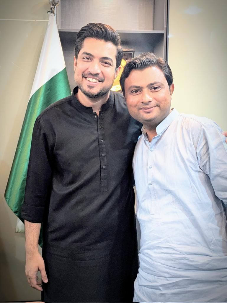 میں جھکا نہیں، میں بکا نہیں 
کہیں چھپ چھپا کے کھڑا نہیں 
جو  ڈٹے  ہوۓ  ہیں  محاذ  پر 
مجھے ان صفوں میں تلاش کر💛
<a href="/iqrarulhassan/">Iqrar ul Hassan Syed</a> 
#Awaamraaj