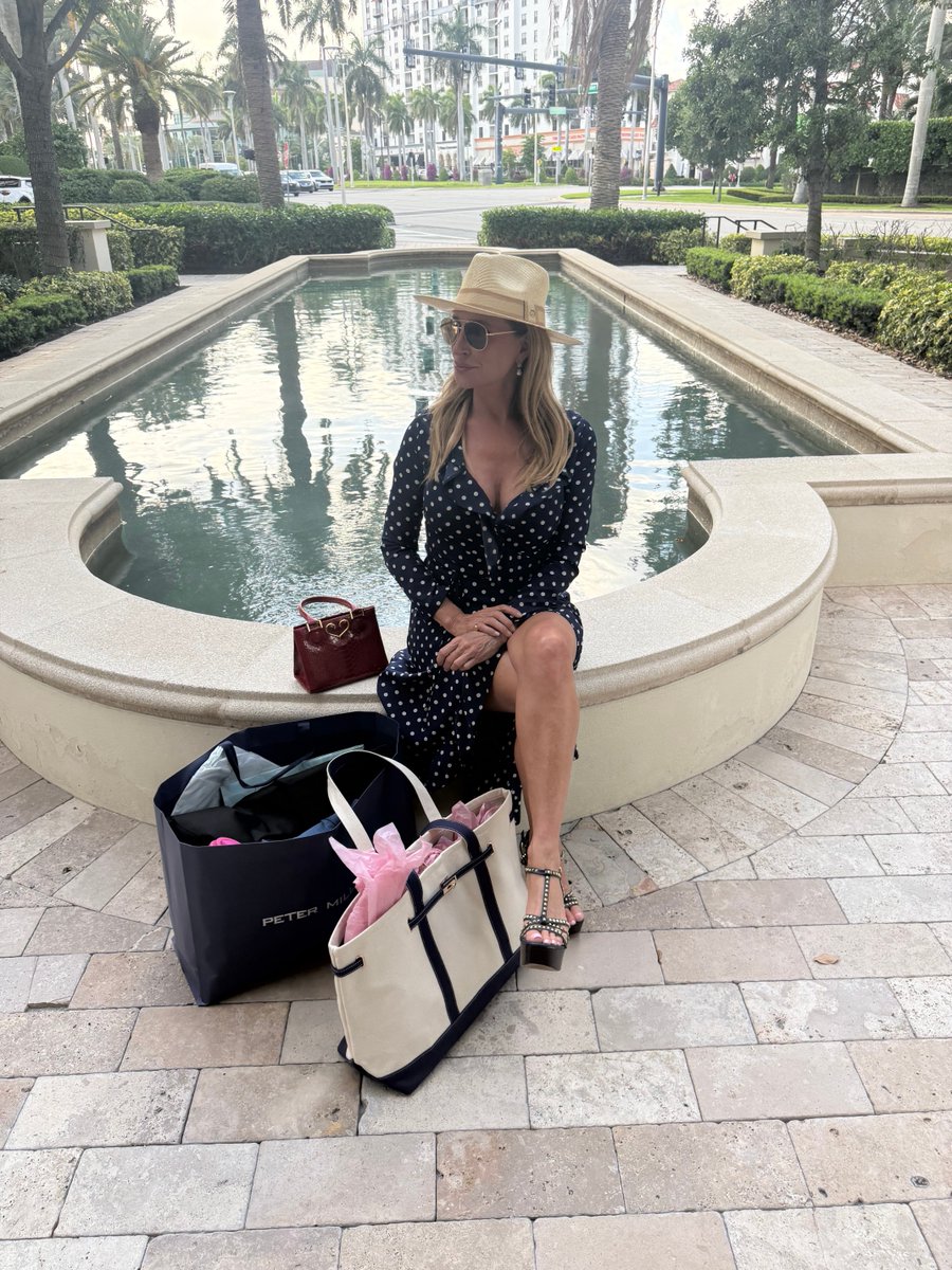 SonjatMorgan's tweet image. Waiting for the girls #goldenlife #palmbeach #fl #eentertainment 

Dress: Sonja Morgan New York
