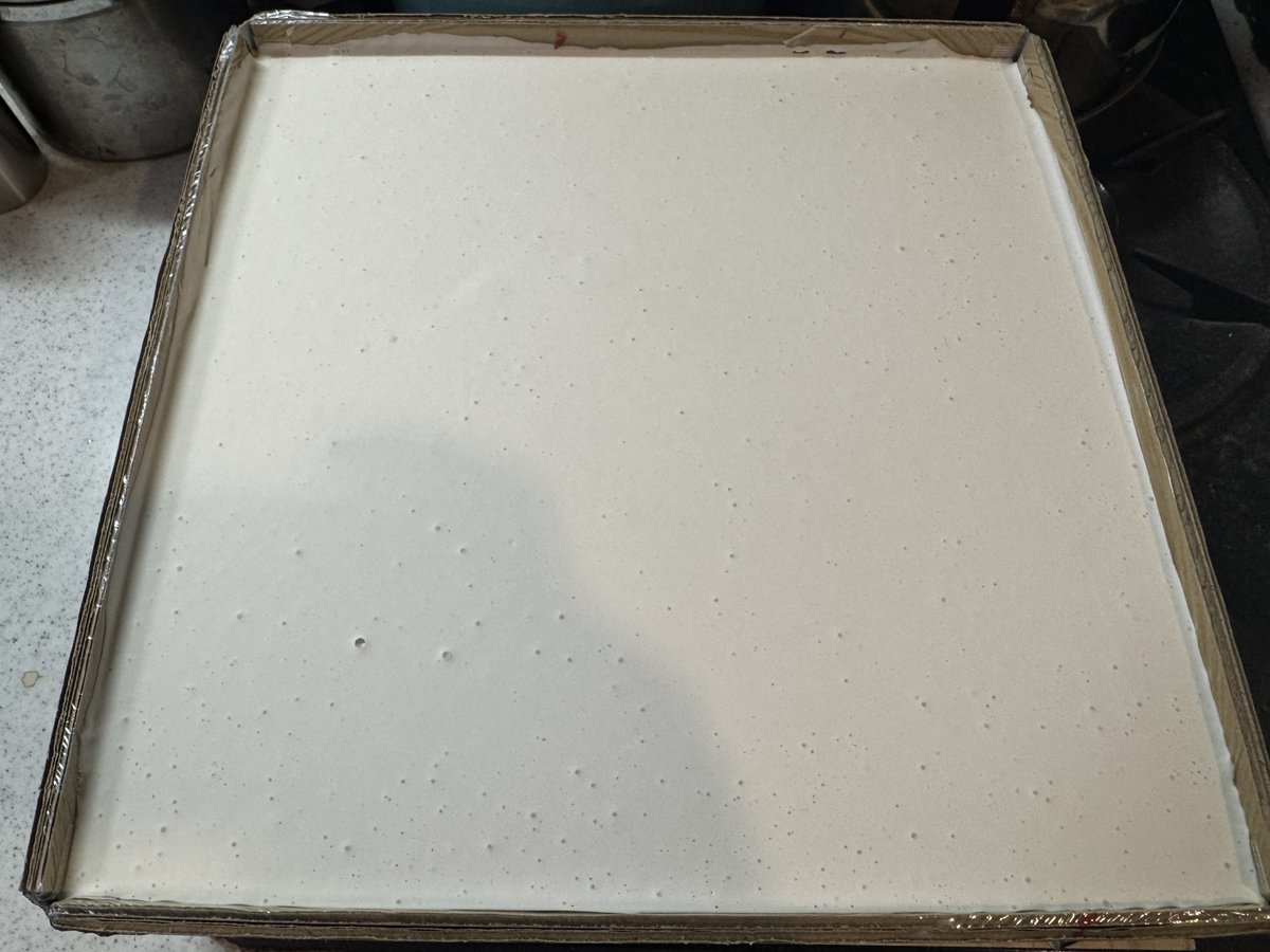 kbinani's tweet photo. 天使の輪っかの型をまずは片面だけ作った。今回はシリコーン樹脂を節約するために積層法で作ることに。バックアップの素材としてジェスモナイトという樹脂を使ってみた。うまく原型から外れてくれますように🙏 #天界学園ものづくり部 https://t.co/gfWEjFUsTE