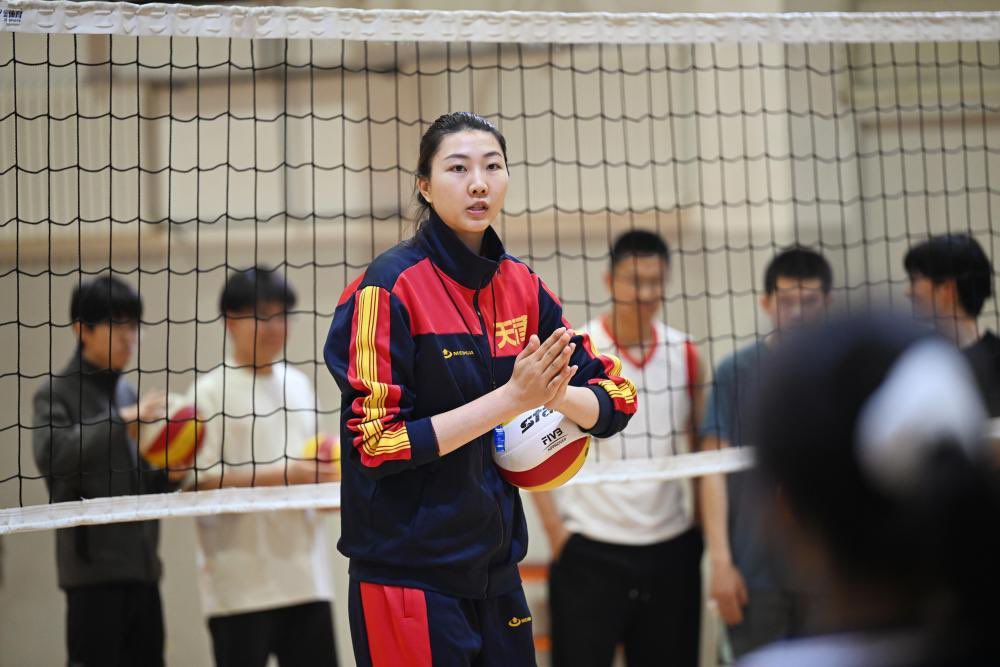 OfcsYuan's tweet photo. Teacher Yuan’s first class for the new semester 🧡 It’s been so long since we last met 

📸新华社 https://t.co/A7qVPPNJiB