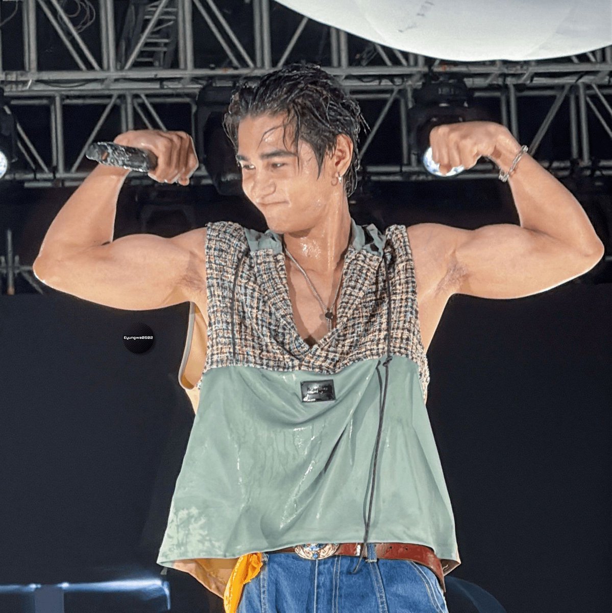 flexing actor tweet media