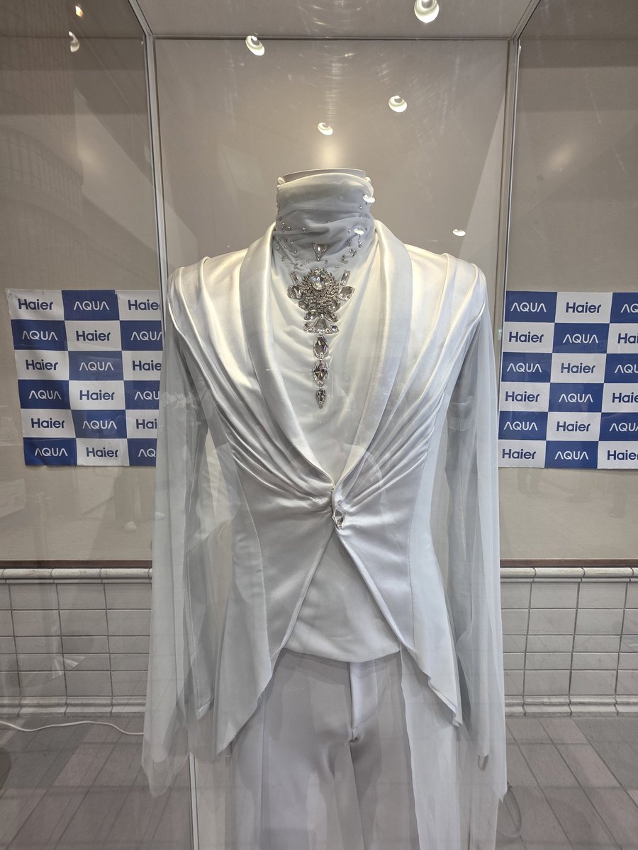 WingSkater1207's tweet image. 衣装、もう大感動！！！🥺🥺😭✨
本当に綺麗だった
ビックリするほど細かった
白く発光してた
眩しかった
キラキラだった
🥹🥹🥹

衣装展示、本当にありがとうございます！🥹🙏✨
#AQUA_YUZU
#AQUA
#羽生結弦