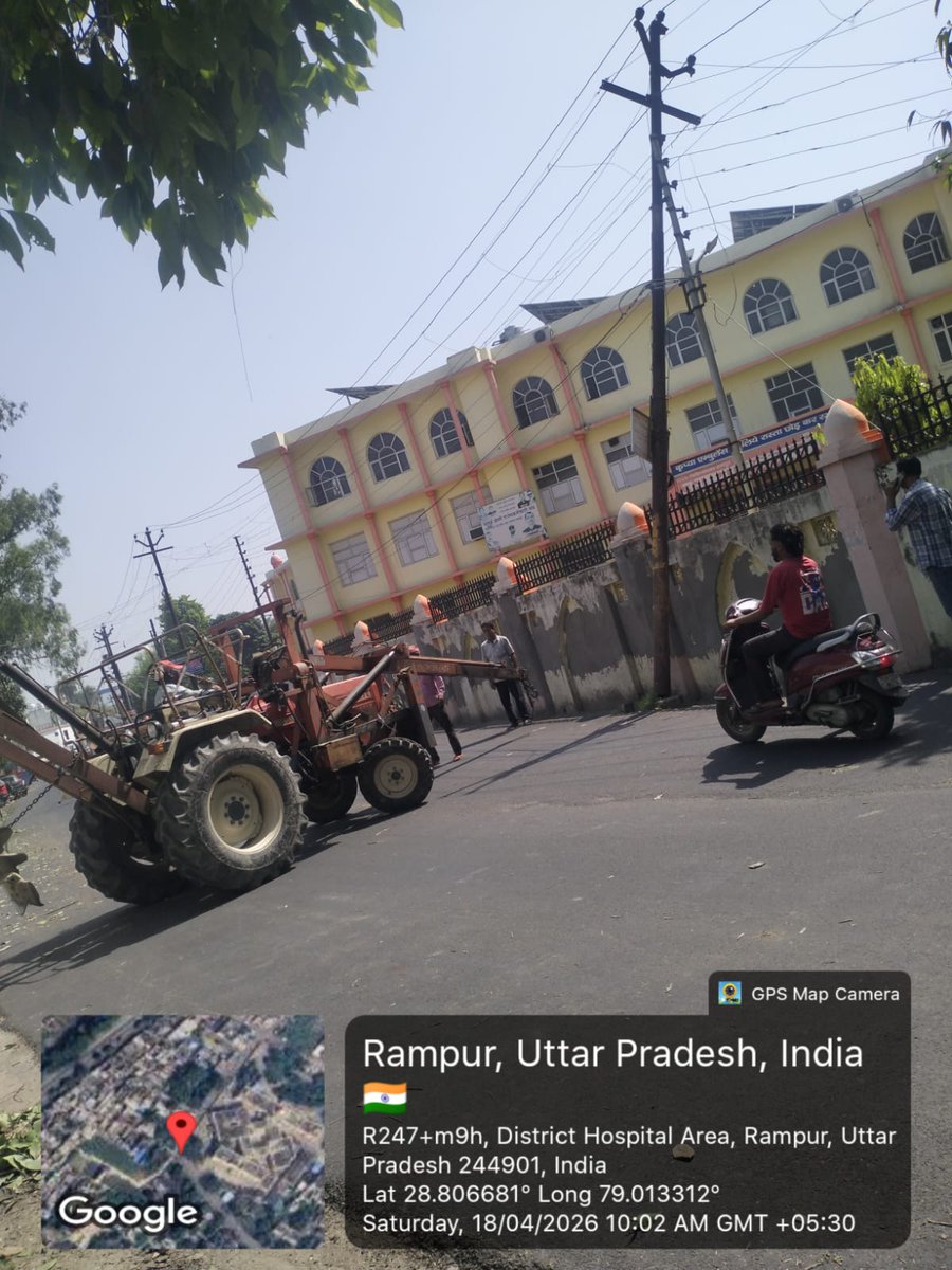 pvvnl_rampur's tweet image. #Maintenance
विद्युत नगरीय वितरण खण्ड- रामपुर के उपकेंद्र- नबाव गेट के अंतर्गत जिला अस्पताल के पास सुरक्षा की दृष्टि से झुके पोल को सीधा कर वेल्डिंग किया जा रहा है। 
@aksharmaBharat
@UPPCLLKO @MdPvvnl 
@PVVNLHQ @mukhya6795 
@RampurDm @UPGovt