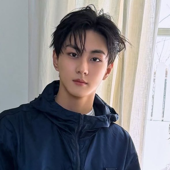 this hairstyle needs to stay forever no discussion