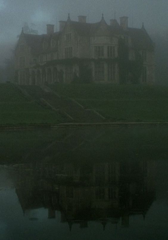 tannreads's tweet photo. cr: the haunting of hill house https://t.co/mDldlOmI87