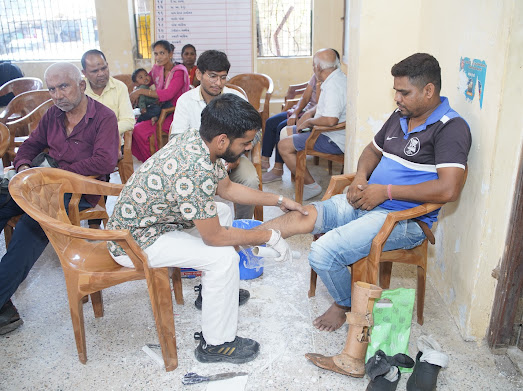 ▶️ખાનવેલ ખાતે 10 થી 13 એપ્રિલ દરમિયાન દિવ્યાંગજનો માટે વિનામૂલ્યે કૃત્રિમ પગ અને કેલિપર્સ વિતરણ કેમ્પ યોજાયો

▶️દિવ્યાંગ સંસ્થા અને હિન્ડાલ્કોના સહયોગથી 82 લાભાર્થીઓને એક જ સ્થળે રજીસ્ટ્રેશનથી લઈને વિતરણ સુધીની સુવિધા આપવામાં આવી

#AIRPics : પ્રદીપ ભાવસાર

#DivyangEmpowerment