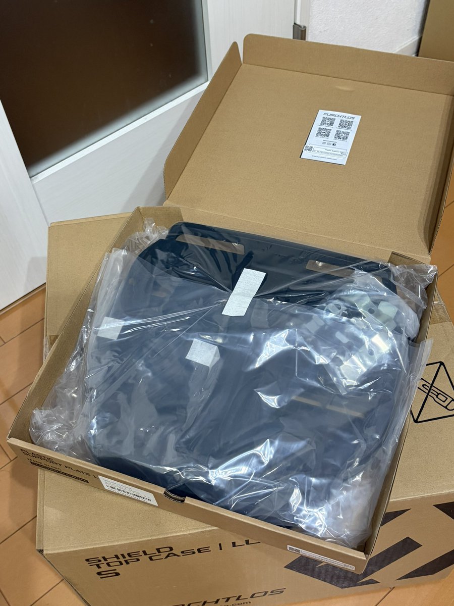 shirofe117's tweet photo. 🎁当選しました！
ありがとうございます😆
質感、スタイル良し👍
「フルヒトロス リアボックス 35L用 SHIELD TOP CASE Sサイズ」
あとは、どうやって取り付けるか。
とりあえずキャリアステー調べるようかな😊
#フルヒトロス
#モトメガネ
#パークアップ https://t.co/ZDaHypY0u7