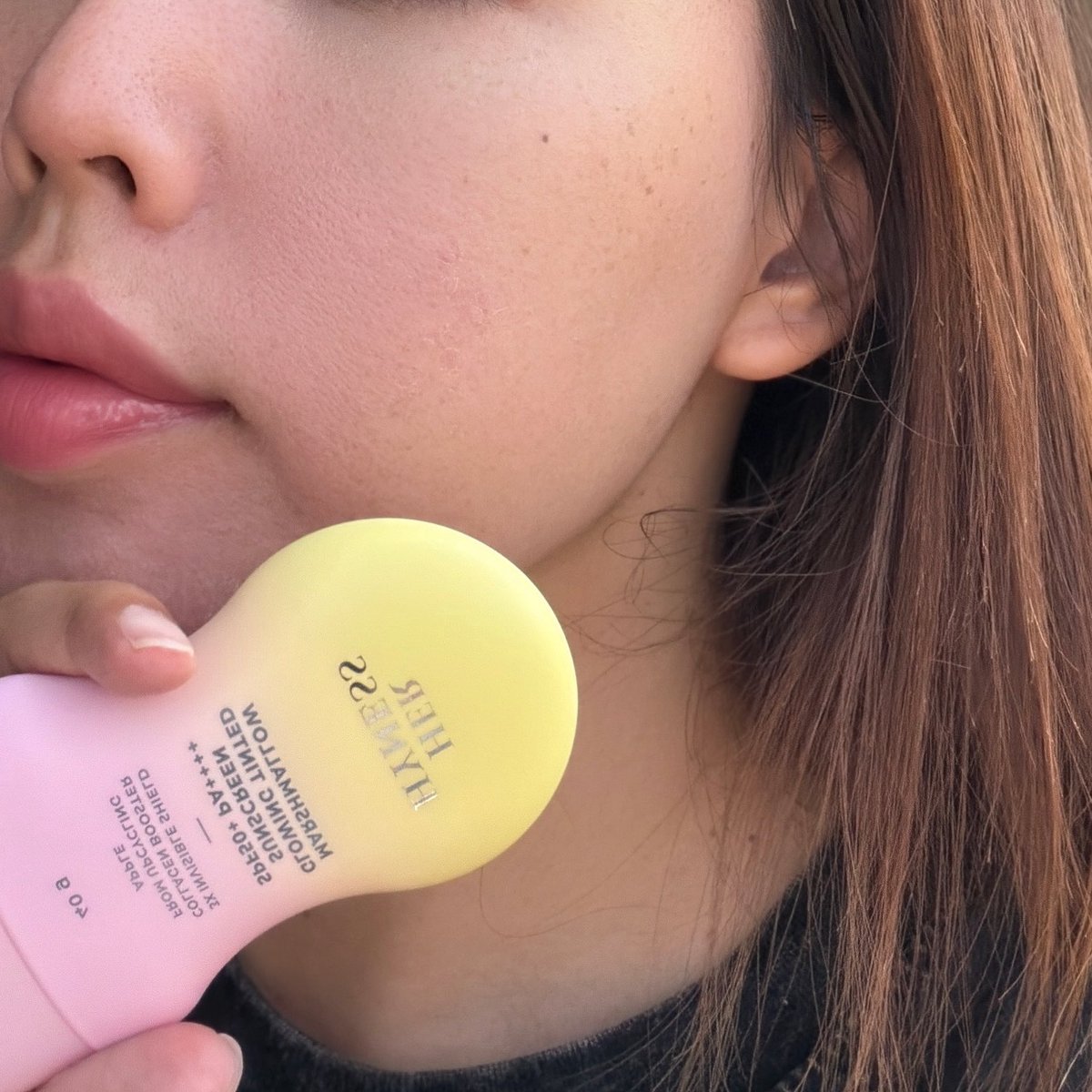 ซื้อเพราะแพ็คเกจ แต่พอลองแล้วเนื้อจริงดีมาก เป็น tinted sunscreen ปรับผิวไบร์ทขึ้นนิดนึง แต่ไม่วอก ไม่เทา คือเหมาะกับ Everyday อ่ะ ไม่ต้องลงรองพื้นเพิ่มเลย SPF50+ PA++++ ใครขี้เกียจแต่งหน้า หรือชอบแบบคลีนๆ แต่หน้าเป๊ะ ใช้ตัวนี้ตัวเดียวจบ