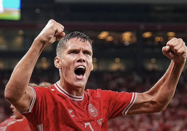 larshendel's tweet image. Jannik Vestergaard retires from the Danish national team after 59 caps.
Interview with @politiken on highlights, emotions, and living his childhood dream: Went with his father to Parken, then played, now taking his children as "the biggest #Denmark fan". 
politiken.dk/sport/fodbold/…