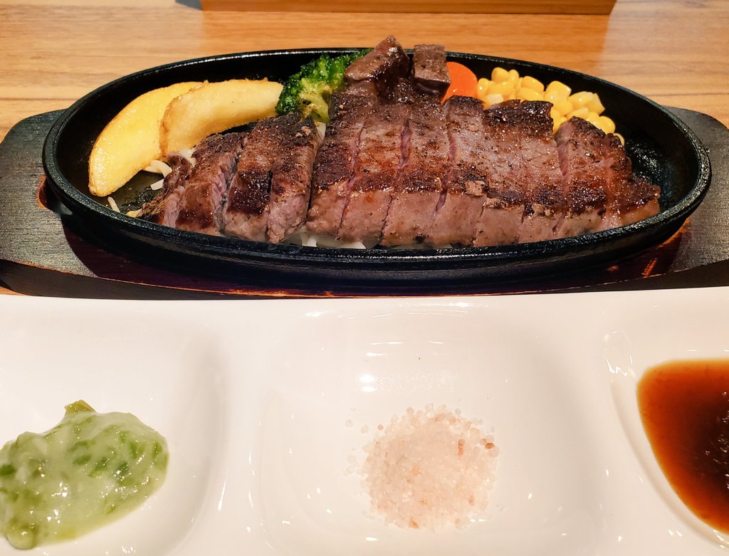 Suitoukenne111's tweet image. 今日いただいたのは、天草黒牛特選ランプステーキセット🐮✨
赤身肉で、脂肪分が少なく柔らかいステーキ😆💕
スイーツも充実していて、チーズケーキいただきました🧀✨
最高においしい😋💕
#HAMBURG
#STEAK
#AMACRO