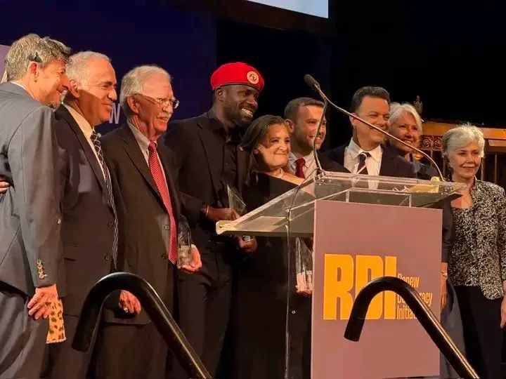kfdmedia3's tweet image. 🚨 BREAKING: Ugandan People's President @HEBobiwine honored at the 2026 Heroes of Democracy Gala in New York for his fight for democracy and human rights in Uganda. Organized by RDI. 🇺🇬🇺🇸✊

facebook.com/share/p/18BUUb… #followformore 👈 #BobiWine #Uganda #PeoplePower