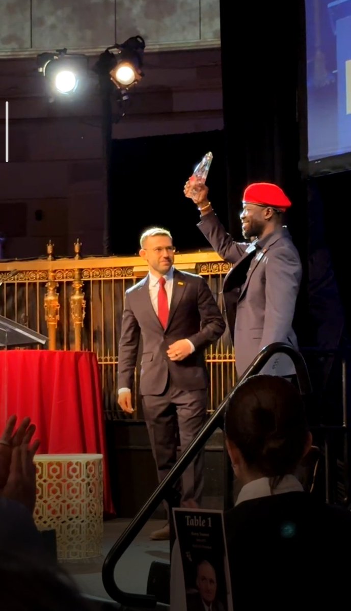kfdmedia3's tweet image. 🚨 BREAKING: Ugandan People's President @HEBobiwine honored at the 2026 Heroes of Democracy Gala in New York for his fight for democracy and human rights in Uganda. Organized by RDI. 🇺🇬🇺🇸✊

facebook.com/share/p/18BUUb… #followformore 👈 #BobiWine #Uganda #PeoplePower