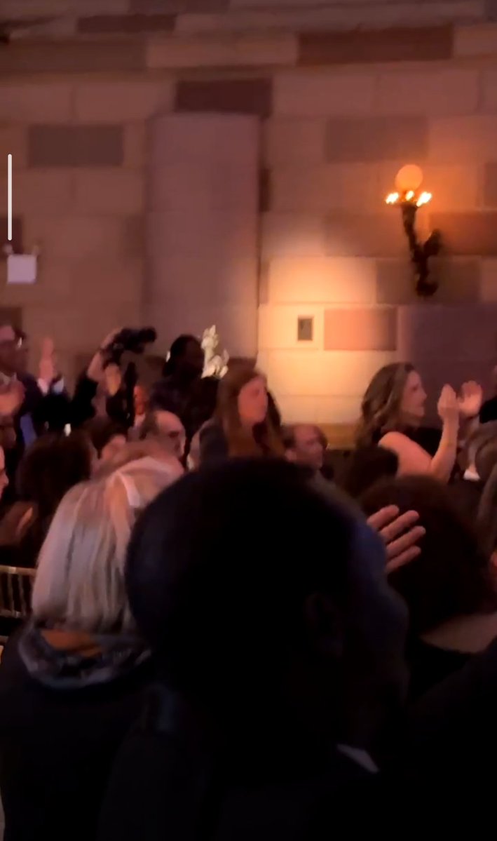 kfdmedia3's tweet image. 🚨 BREAKING: Ugandan People's President @HEBobiwine honored at the 2026 Heroes of Democracy Gala in New York for his fight for democracy and human rights in Uganda. Organized by RDI. 🇺🇬🇺🇸✊

facebook.com/share/p/18BUUb… #followformore 👈 #BobiWine #Uganda #PeoplePower