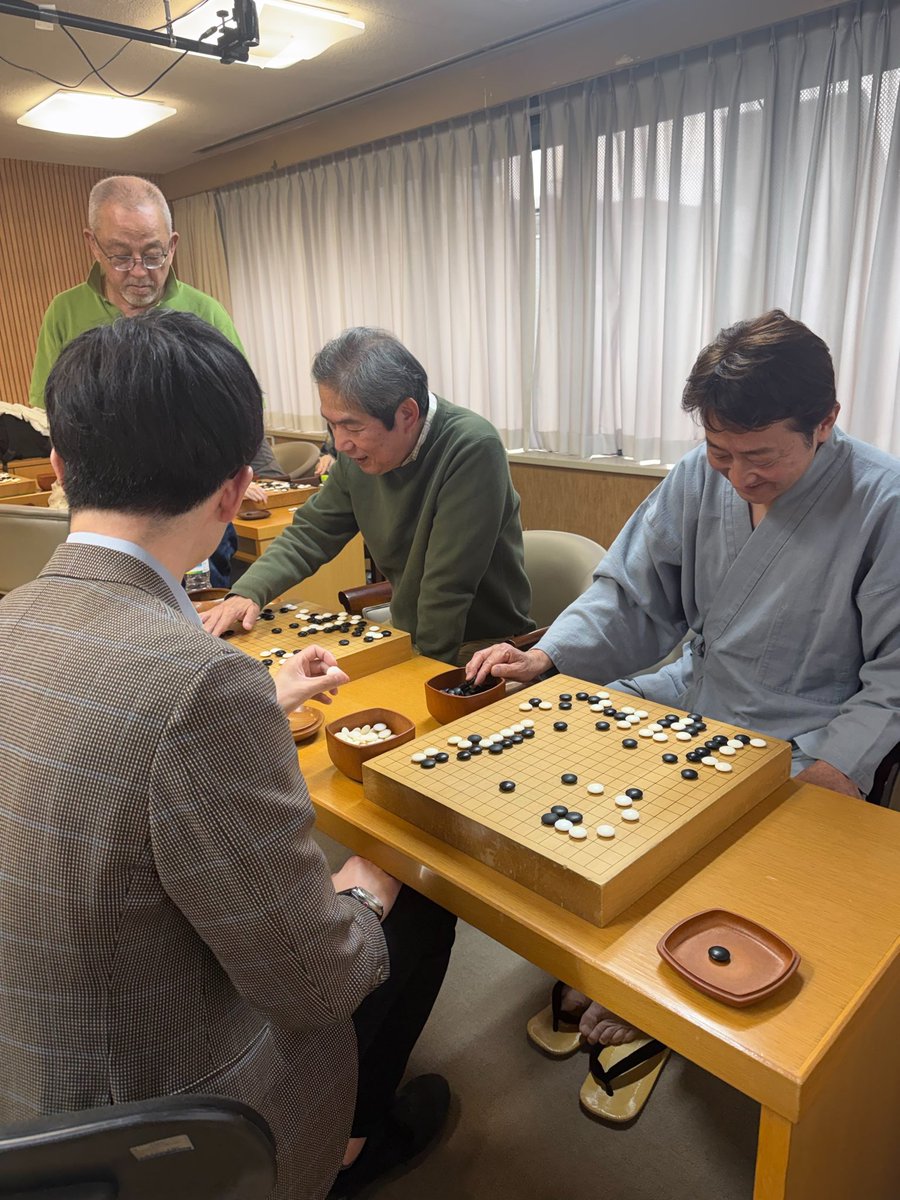 昨日は芸能人囲碁部の例会があった。
指導して頂いたのは、鈴木伸二8段と横田日菜乃2段。
私は鈴木先生に指導碁を打ってもらったが、早々と潰れてしまった。
力のなさを実感。
それでも、俳優の辰巳琢郎さん、撮影監督協会の浜田毅さんと楽しく囲碁を楽しんだ。