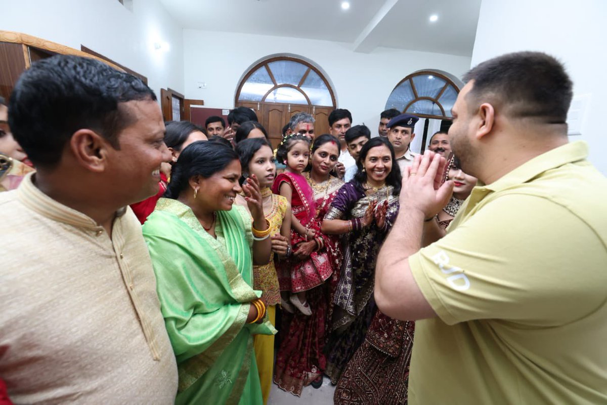 yadavtejashwi's tweet image. युवा राजद के वैशाली जिला अध्यक्ष श्री संजय पटेल जी की बहन की शादी में शिरकत कर नवविवाहित जोड़े और परिजनों को मंगल बेला पर बधाई और शुभकामनाएं प्रेषित की। 

यह पावन अवसर आपके जीवन में अपार खुशियां, प्रेम और सुख लेकर आए। #TejashwiYadav #RJD #bihar