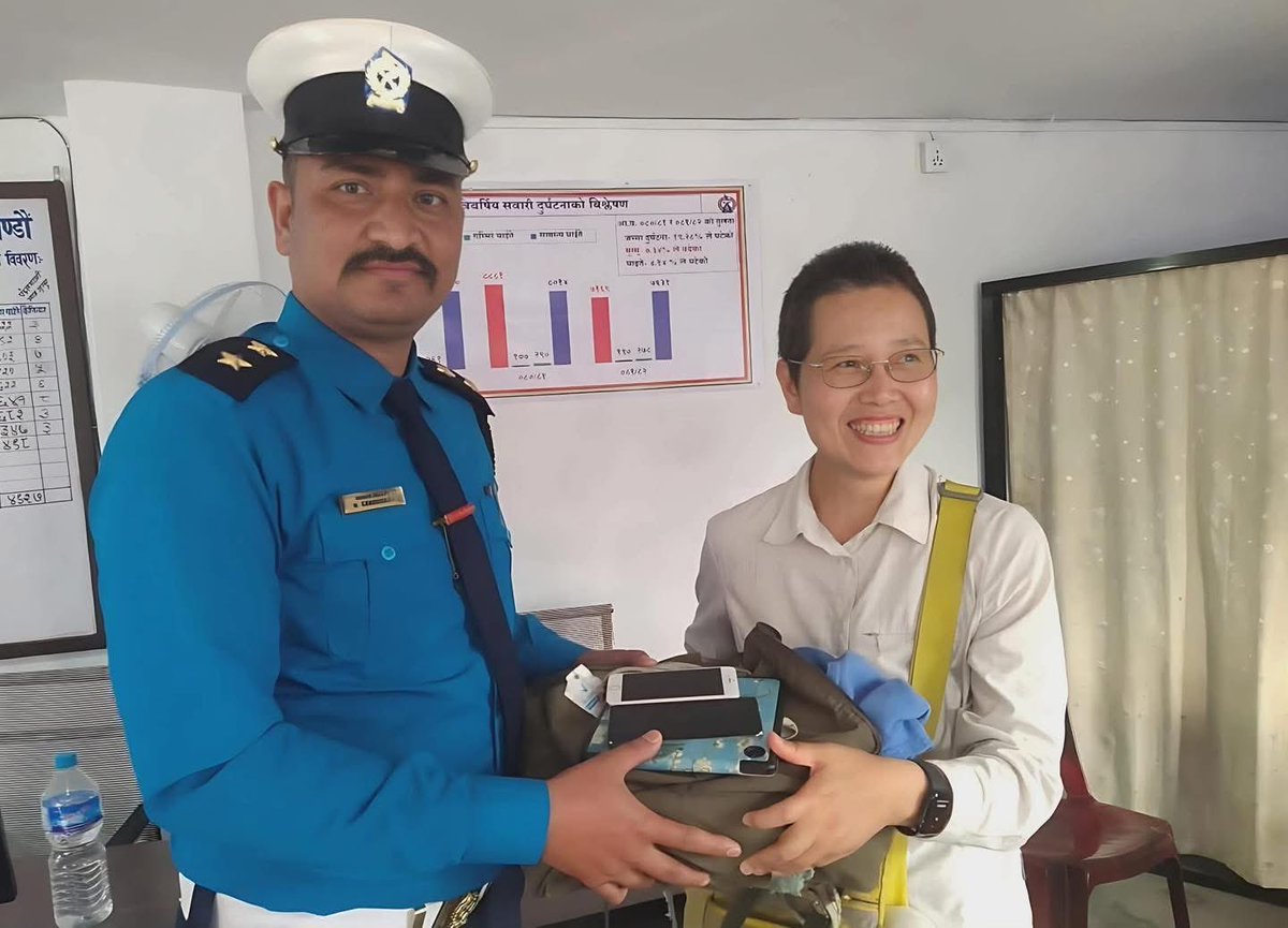RONBupdates's tweet image. भाडाको ट्याक्सीमा बालाजु देखि बुढानिलकण्ठ सम्म गएकी विदेशी नागरिकले ३ वटा मोबाइल र कागजपत्र भएको झोला छोडेपछि ट्राफिक प्रहरीले ट्याक्सी खोजेर सामानहरु फिर्ता दिएको छ । ❤️ #ThankYou