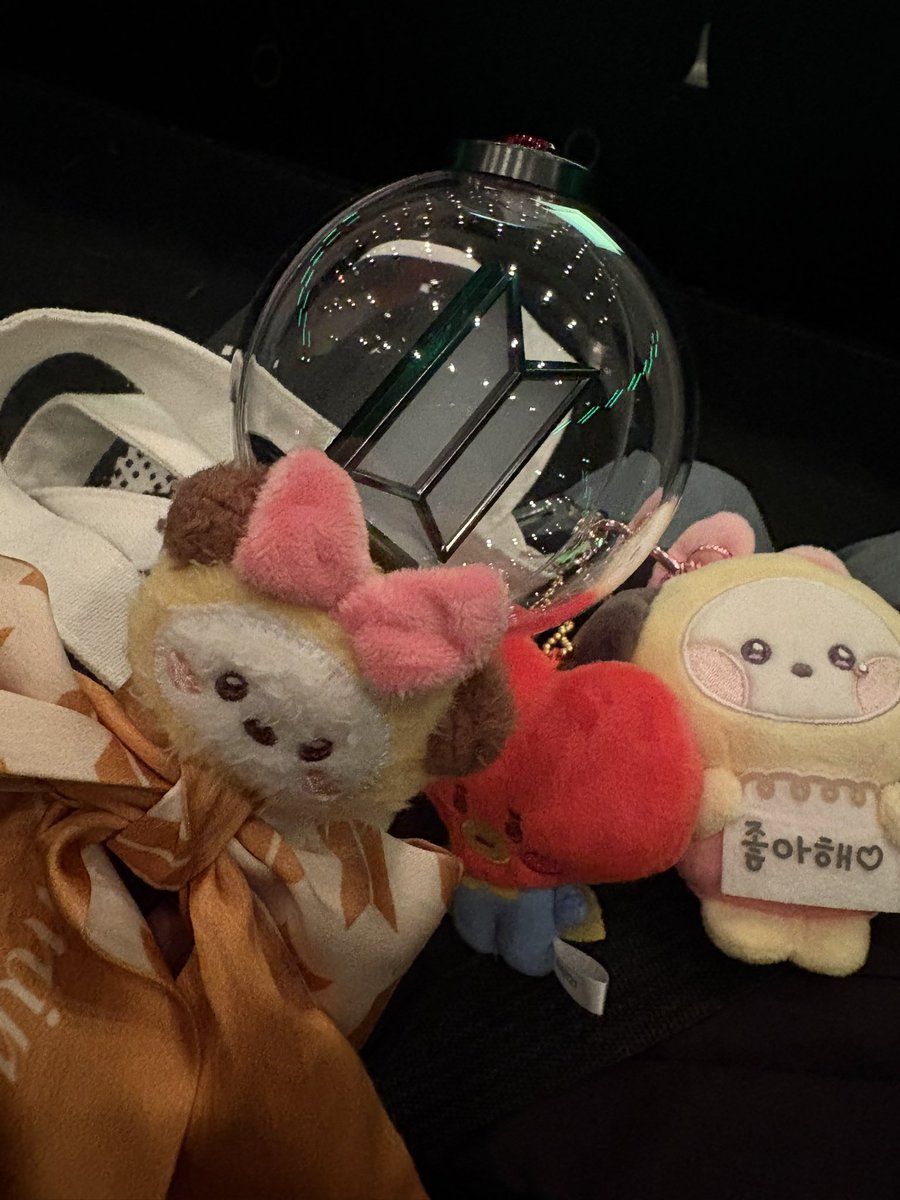 ドキドキ😍💓ちょっとソンムル準備したんだけど…隣はまだ空席😅
ドキドキする💜
あっ映画館です😂