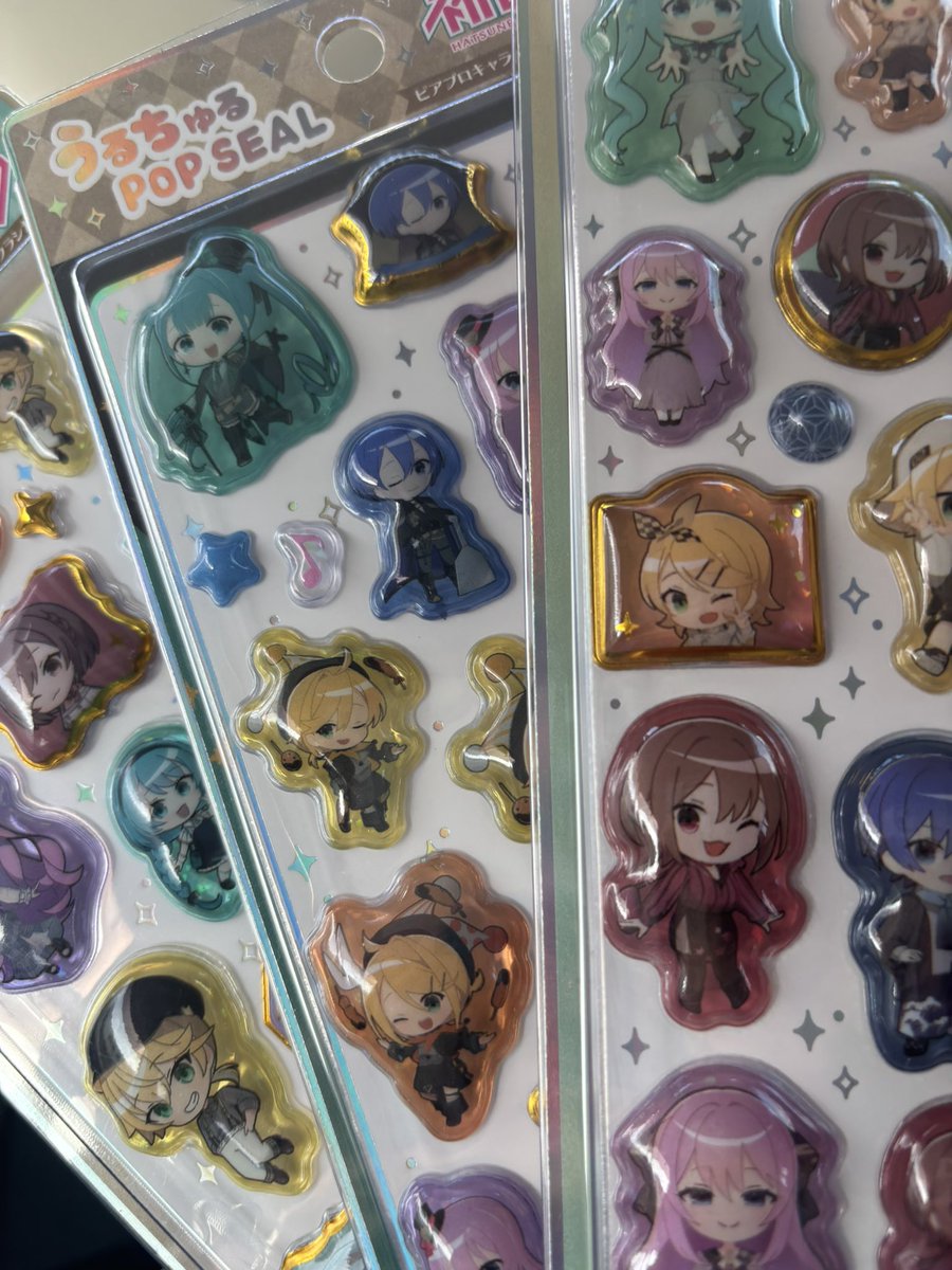 地元（田舎）の本屋さんまじで掘り出し物多すぎるよ…
ツイステのグッズ80%オフやしミクちゃんたちのうるちゅる全種大量においてた