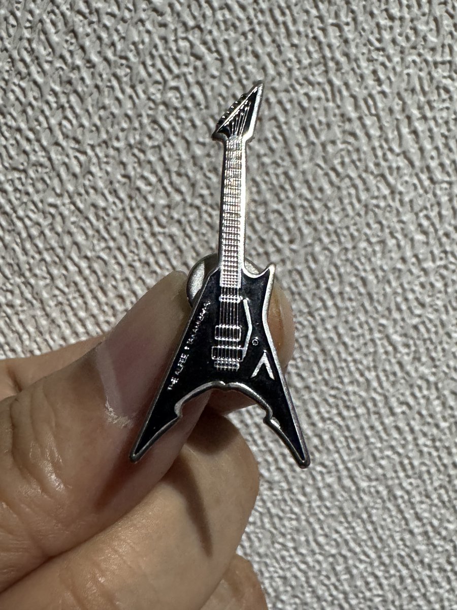 THE ALFEEがライブ3000本達成されたとのこと！
私もそのうち2回参加しました（OVER DRIVEツアー、U.S.CAMP DRAKE ASC）。
写真は学生時代に購入したピンバッジ。
40年近い前のものだから、貴重なタイプかも？
今もこれからも応援してます😎🤓👩