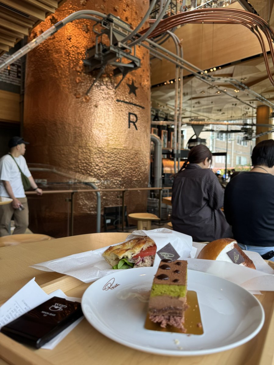 task_23's tweet photo. 妻と共に念願のスターバックスリザーブロース���リーへ
花見シーズンが終わったからか、お昼前後でも入店規制や席探しの待ち時間も無く快適
中目黒に住みたくなるねぇ
#スタバ
#スターバックスリザーブ https://t.co/2QE9xUgidX
