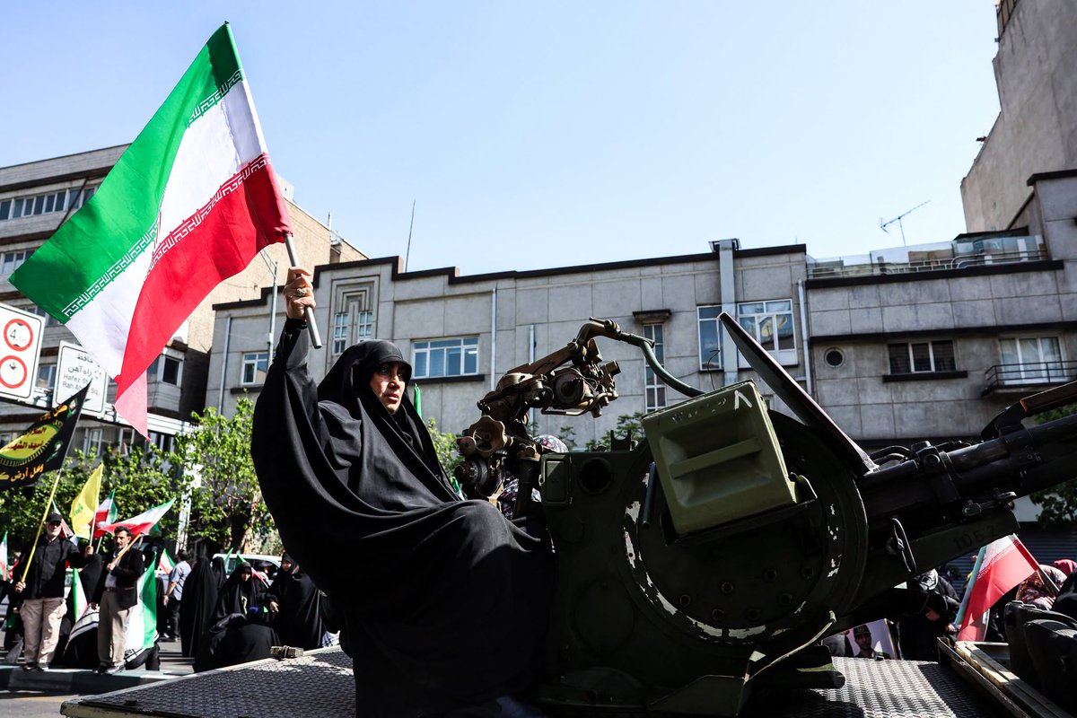 RudawKurdi's tweet image. #WÊNE - Li Tehrana paytexta Îranê, jin bi çekan daketin cade û kolanan

📢 Ew li dijî kuştina jinan a di şerê welatê wan ê li gel Amerîka û Îsraîlê de xwenîşandanê dikin

📸 AFP

#Iran #Tehran #USA #Protest #War