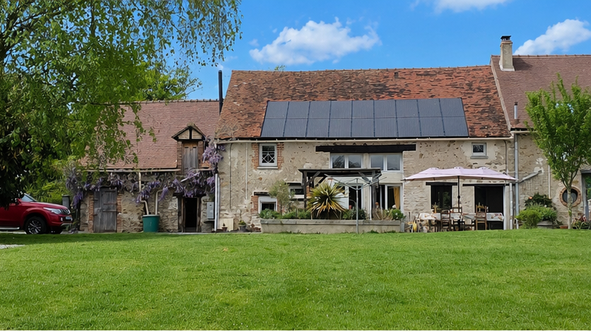 PropSalesFrance's tweet photo. Fancy a house where you do not have an energy bill? Then look no further, thbis one pays for its own.

This is a link to the details https://t.co/4NIvxiD8VJ 

This is a link to the video https://t.co/0QTL26Zswp https://t.co/ybYiFqAUIi