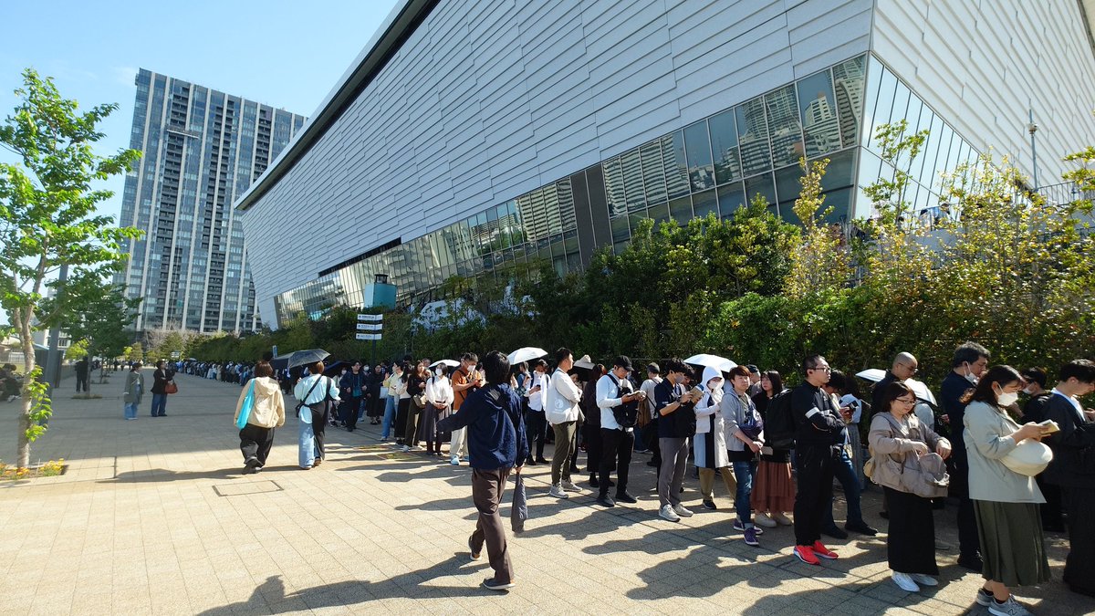 現地の有明アリーナに到着！
グッズ販売の列めっちゃ長いけど、他にすることないから並ぶかぁ…