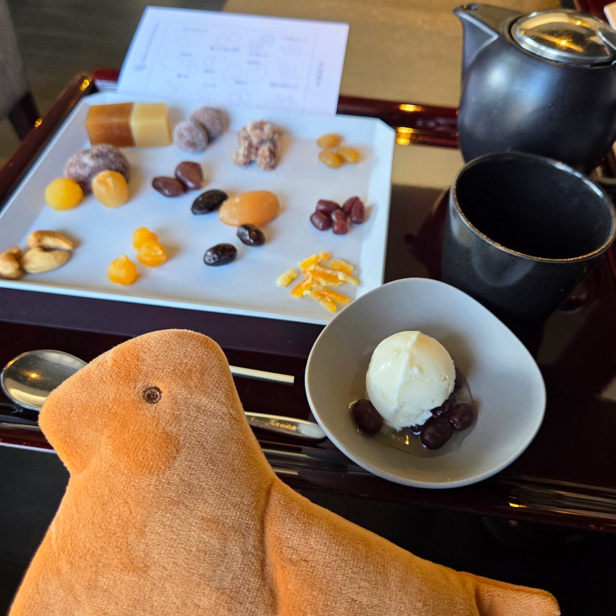 甘納豆を食べ比べしている